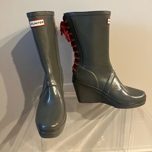 Rare Hunter wedge boots w/lace up back. Sz 38